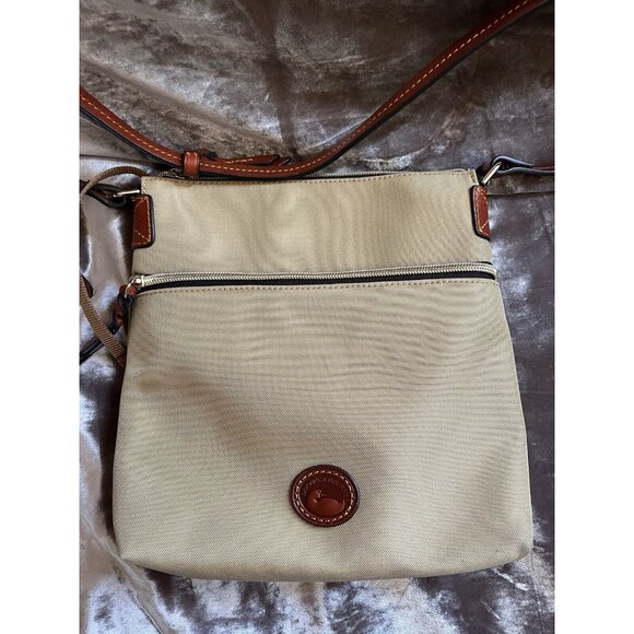 DOONEY & BOURKE CROSSBODY CANVAS TAN BAG SEE PHOTOS , VERY NICE GREAT4/TRIPS - Picture 4 of 16